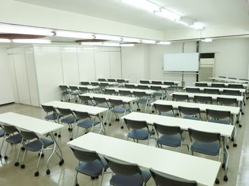大阪会議室 新日本ビル梅田店 第1会議室（31～45名）5階の室内の写真