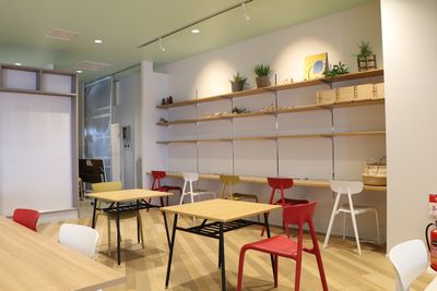 【壁際にはカウンター席もあります】 - 【閉店】TIME SHARING マチノマ大森 キッチンスタジオ TIME SHARING WORK【2】の室内の写真