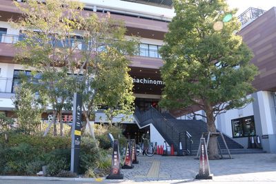 【スペース外観_正面の階段から2階に上がると3階に行けるエスカレーターが目の前にあります】 - 【閉店】TIME SHARING マチノマ大森 キッチンスタジオ TIME SHARING WORK【2】の外観の写真