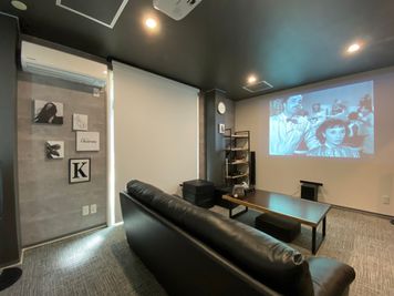 プレミアムスペース湘南≪本厚木≫（シアタールーム02） 立体音響・重厚サウンドのプライベートシアターの室内の写真