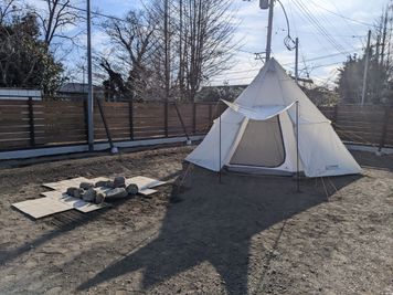 庭にはテントスペースがあり、オプションでテントも設営できます。（夏場は使用不可） - G-BASE　群馬　キャンプ　レンタルスペース キャンプスペース付古民家風パーティースペースの設備の写真