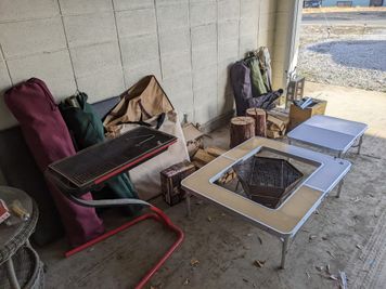バーベキュー用具もあります - G-BASE　群馬　キャンプ　レンタルスペース キャンプスペース付古民家風パーティースペースの設備の写真