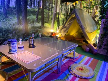 ⛺雨の日でもキャンプ・全天候型インドアキャンプ場⛺テントとワタシ ⛺テントとワタシ⛺雨の日でも室内で手ぶらで本格的なキャンプ体験の室内の写真