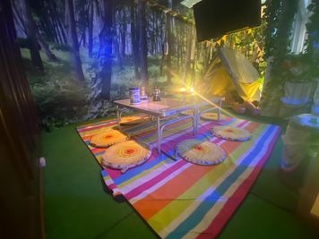 ⛺雨の日でもキャンプ・全天候型インドアキャンプ場⛺テントとワタシ ⛺テントとワタシ⛺雨の日でも室内で手ぶらで本格的なキャンプ体験の室内の写真