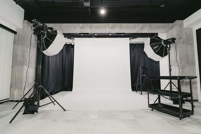 バック紙による白ホリ撮影 - Studio DOWHA スチール写真撮影スタジオスペースの室内の写真