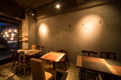 テーブル席１０席 - Cafe&Bar Holy ラテアート可能！ビールサーバーあり！レンタルカフェの室内の写真
