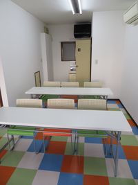 2列×3人掛け
奥には、流し台、トイレがあります 
 - 東長崎レンタルスペース 貸し会議室の室内の写真