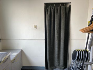 洗面台にカーテンを設置。
お着替えで使えるようになりました。 - カリクラシ 西田ビル４F 広いベランダの多目的スペース！【西田ビル４F】の室内の写真
