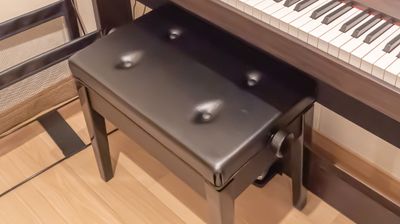 ピアノ椅子。YAMAHA製のこだわり品。音楽に集中でき、かつ長時間演奏できるほど良い硬さ。 - ワオン・スタジオ 横浜 Cスタジオ（電子ピアノ２畳）の室内の写真