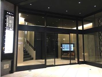 来訪者に恥ずかしくない豪華なエントランス - アットビジネスセンター池袋駅前別館 901号室の入口の写真