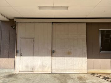 高さ3m×幅4mのスペース入り口があり、車両を入れることが可能です - 桜工業スタジオの入口の写真