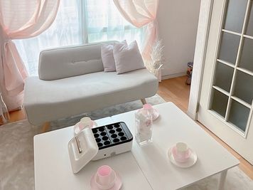 ROSE－三ノ宮すぐ！カワイイがたくさん🌸 白×ピンク基調のオシャレ空間🎉ゴミ処分無料😳一軒家でワイワイの室内の写真