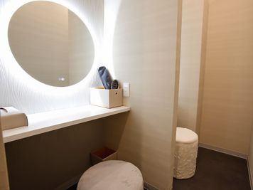 ドレッサーもご用意しております☆ - トータルエステティックサロン【美方】 平日割引中★設備類完備☆完全個室サロン☆現在日・祝日は利用不可の室内の写真