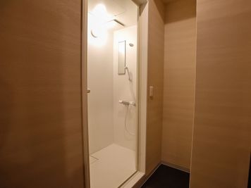 シャワーのご利用も可能※お使い終わりましたら清掃はお願いしております - トータルエステティックサロン【美方】 平日割引中★設備類完備☆完全個室サロン☆現在日・祝日は利用不可の室内の写真