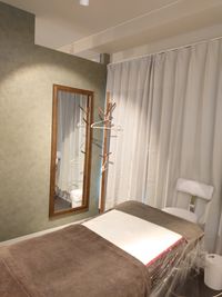 各部屋には窓がございますので換気が可能！落ち着いたグリーンのお部屋もあります - トータルエステティックサロン【美方】 平日割引中★設備類完備☆完全個室サロン☆現在日・祝日は利用不可の室内の写真