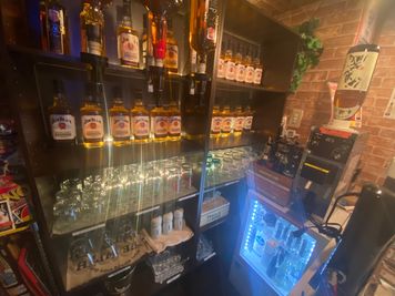 🍹70種類のドリンク飲み放題🍹京橋ハイボール・大人の秘密基地 🍺Girls-only drinking party🍺の室内の写真