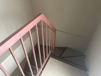 4階エレベーター前から6階まで続く階段 - 千住大橋屋上テラス 屋上撮影・ヨガ・ダンス・駅近の室内の写真