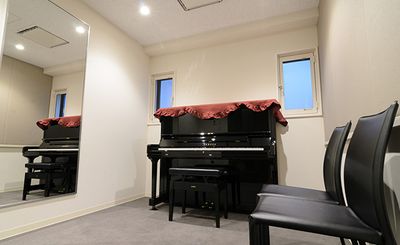 ピアノ・全身が写る鏡を完備 - Studio H(スタジオアッシュ) ピアノのある防音室の室内の写真