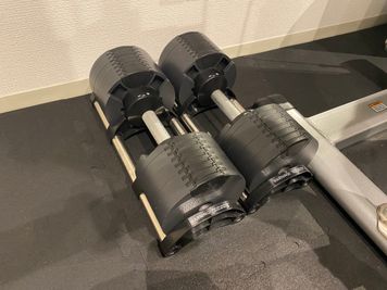 可変式ダンベル
片方32キロ
2キロごと調整可能
（FLEXBELL） - TanpakuGym プライベートジムレンタルジム河内山本の室内の写真