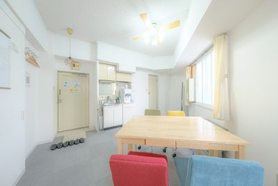 ＜カラフル会議室 札幌駅前＞ 多目的スペースの室内の写真