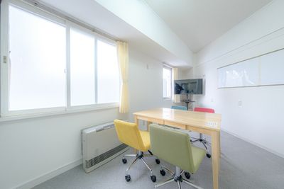 ＜カラフル会議室 札幌駅前＞ 多目的スペースの室内の写真