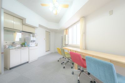 ＜カラフル会議室 札幌駅前＞ 多目的スペースの室内の写真