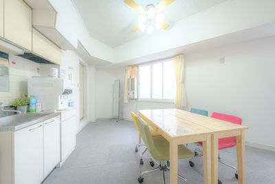 ＜カラフル会議室 札幌駅前＞ 多目的スペースの室内の写真