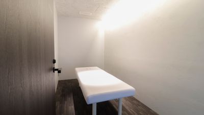 個室（ベッド付き3室、テーブル椅子付き1室） - Qnoir青山 シェアサロンの室内の写真