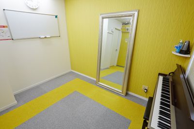机を寄せて広いスペースとしても利用できます - ブリアサロン【世田谷-用賀駅 歩１分】🎹ピアノ📶高速WIFI 会議室（電子ピアノ有）WIFI有の室内の写真