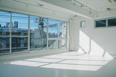 【代々木上原駅から徒歩3分】1日中自然光が入る白とグレーのシンプルなスタジオ。機材+備品全て無料貸し出し(一部有料)  - STUDIO LAILA