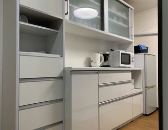 白を基調とした清潔感のあるキッチンスペース☆ - AJITO  レンタル一軒家の室内の写真