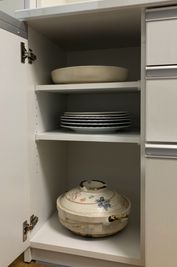 キッチンボード一番左に10号サイズ以上の土鍋と、具材を並べやすい大皿があります☆ 
※使用前に必ず洗ってからご利用ください。 - AJITO  レンタル一軒家の設備の写真