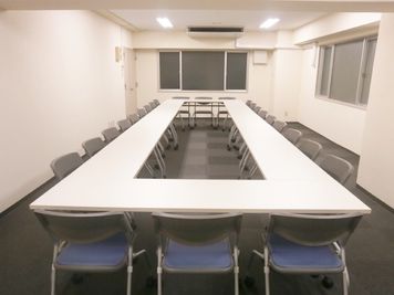 大阪会議室 第7新大阪ビル 第1会議室（長時間利用割）の室内の写真
