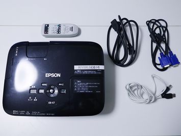 ・プロジェクタ（EPSON EB-X7）(VGA、HDMI、USBtypeB接続)：１個 - 《gRoom武蔵小杉》レンタルスペース  会議室/テレワーク/セミナー/撮影etcの設備の写真