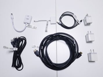 （左上から時計回りに）
・変換プラグ（HDMI-mini display port）：１個
・変換プラグ（lightning-lightning/HDMI）：１個
・変換ケーブル（USB-USBtypeC）：１個
・USB充電プラグ：３個
・HDMIケーブル（HDMI-HDMI）：１個
・３in１変換ケーブル（USB-lightning/USBtypeC/microUSBtypeB）：１個 - 《gRoom武蔵小杉》レンタルスペース  会議室/テレワーク/セミナー/撮影etcの設備の写真