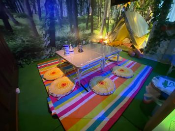 ⛺雨の日でもキャンプ・全天候型インドアキャンプ場⛺テントとワタシ 💑キャンプdeデートプラン💘仲良くなれるキャンプの時間💚の室内の写真