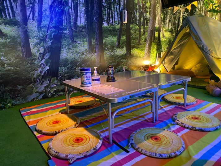 ⛺雨の日でもキャンプ・全天候型インドアキャンプ場⛺テントとワタシ 💑キャンプdeデートプラン💘仲良くなれるキャンプの時間💚の室内の写真