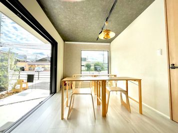 テラスを解放すると半屋外の空間に - BlanCo. 飲食店営業許可取得済★テラス付き路面スペース【カフェプラン】の室内の写真