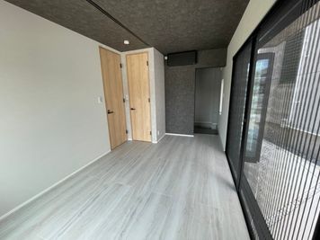 テラス側の網戸を閉めることも可能です - BlanCo. 飲食店営業許可取得済★テラス付き路面スペース【カフェプラン】の室内の写真