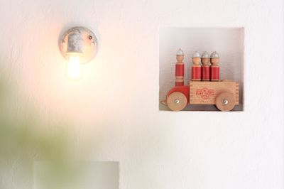 電球は点灯・消灯ともに根元のスイッチを右回しです。 - 木と風のスタジオ フォトスタジオの室内の写真