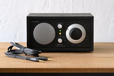 ラジオは「Tivoli Audio MODEL ONE BT」
 BluetoothかRCAケーブルにてスマホ等から外部入力も可能です。 - 木と風のスタジオ フォトスタジオの設備の写真