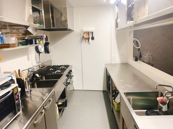 一通りの調理器具がそろっているキッチンA。カウンター付き。
 - M's Social Kitchen レンタルキッチンの室内の写真