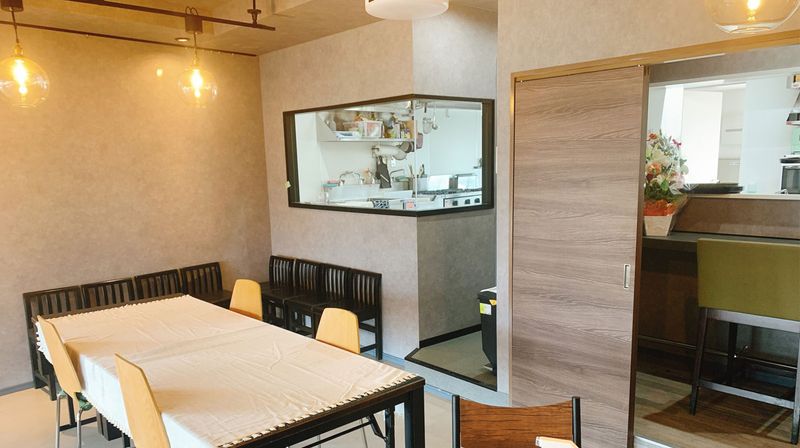 ２組利用可能なキッチンと多目的にご利用いただけるフリースペース。 - M's Social Kitchen レンタルキッチンの室内の写真