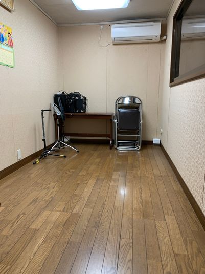 部屋が狭いので、１～２名でのご利用が最適です。 - ヤマハウイング北勢堂ビル内 ５階　防音ルームの室内の写真