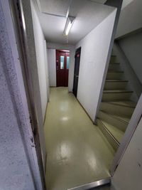 扉を開けて廊下の先にエレベーターがあります - レンタルサロン ACE京都河原町店 レンタルサロンACE 京都河原町店のその他の写真