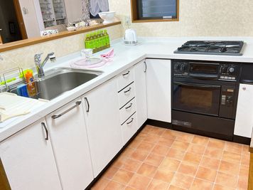 キッチン全景 - お家サロン まりい★ろーず キッチン付きレンタルスペースの設備の写真