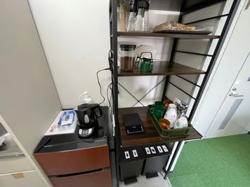 棚にある物は自由に使えます。ドリップコーヒー無料！ - FUJISAN VALLEY レンタルスペース11名個室の室内の写真