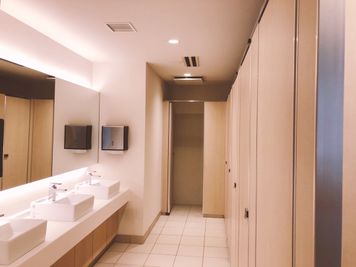 お手洗いの数も充実★トイレ行列を軽減🎵（男性用：3階 女性用：4階） - 銀座ユニーク貸会議室7丁目店 N201の設備の写真