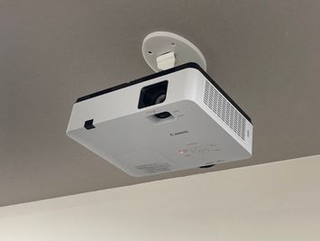 常設★天吊りプロジェクター2台 - 銀座ユニーク貸会議室7丁目店 N201の設備の写真