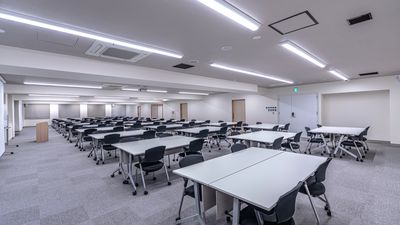 研修に★島型　29島 116名（4名がけ） - 銀座ユニーク貸会議室7丁目店 N201の室内の写真